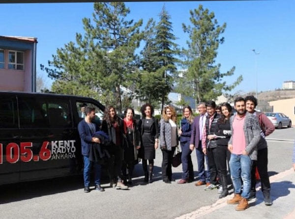 Fotoğrafçılık Kulübü öğrencilerimiz TRT Kent Radyoda canlı yayında...