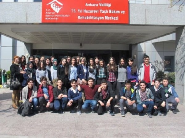 Öğrencilerimiz Ankara Valiliği 75.yıl Huzur evi Yaşlı Bakım ve Rehabilitasyon Merkezini ziyaret ederek Yaşlılar Haftasını kutladılar...