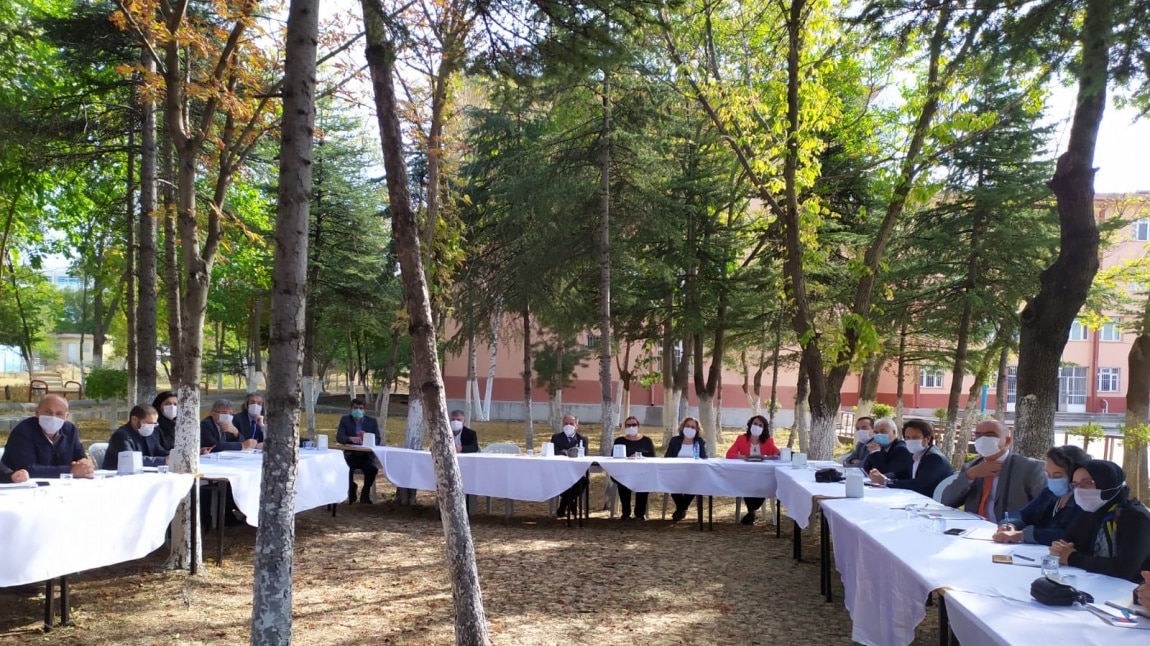 Orta Öğretim Genel Müdürlüğüne bağlı Ankara İl pansiyonlu proje okulları müdürler toplantısı okulumuz bahçesinde yapıldı...