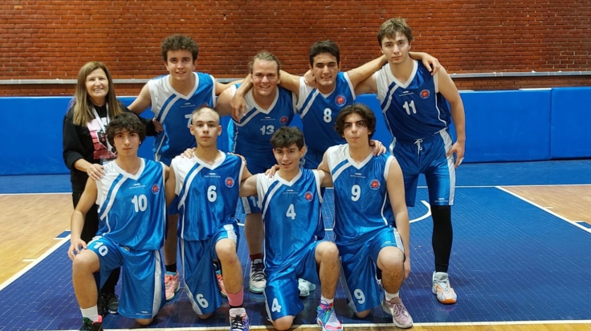 Okulumuz Basketbol takımı Cumhuriyet Fen Lisesini 66- 52 yenerek final grubuna yükselmiştir...