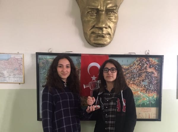 Öğrencilerimiz Ayşe Yağmur DOĞAN, Meryem Gökçe YAVUZ Kısa film Yarışmasında en iyi kurgu Jüri Özel Ödülünü aldılar...