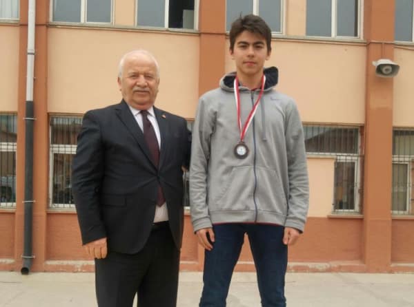Öğrencimiz Ferhat Emre ÇAM Ankara okullar arası Karate müsabakalarında 3. olmuştur...
