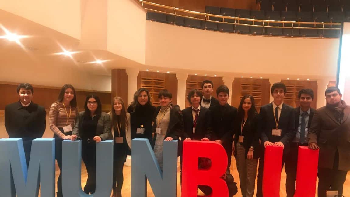 Okulumuz Model Birleşmiş Milletler Kulübü öğrencileri, 20-23 Ocak 2020 tarihlerinde Bilkent Üniversitesi İşletme Fakültesi'nde düzenlenen MUNBU'20 ye katılmışlardır... 