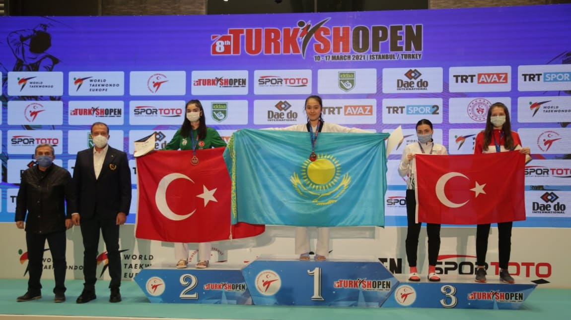  Öğrencimiz Azra YÜCE, 49 Ülkeden Sporcuların Katıldığı Uluslararası Türkiye Açık Tekvando Şampiyonasında İkinci olarak gümüş madalya kazandı...