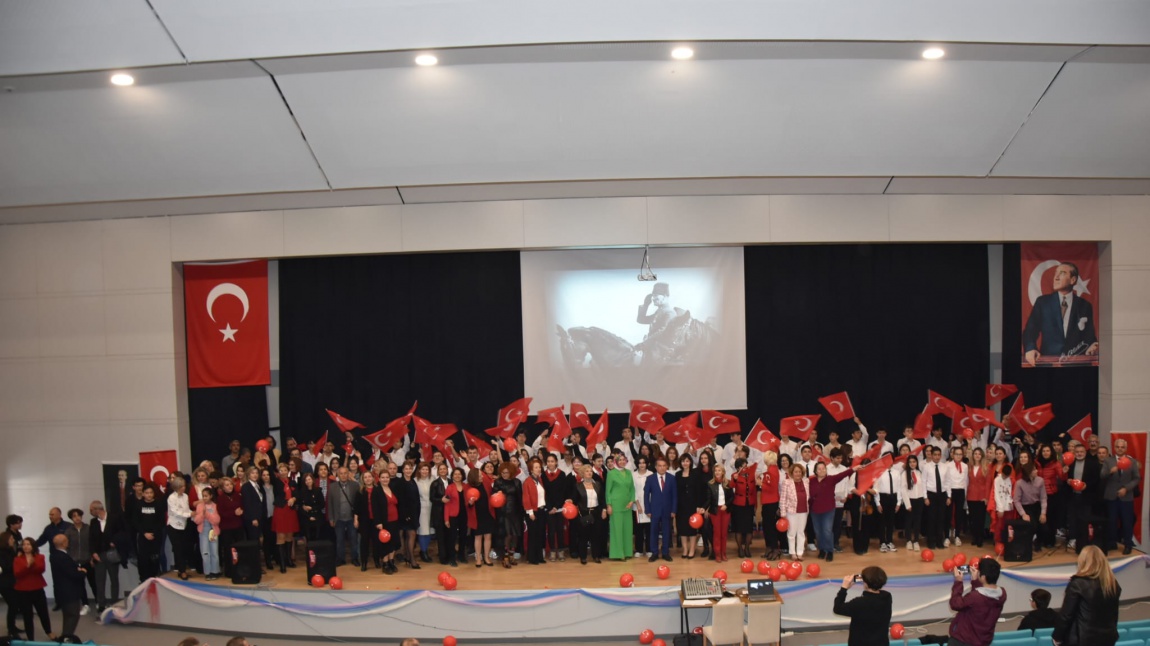 29 Ekim Cumhuriyet Bayramımız Okulumuz veli,öğrenci ve öğretmenlerimizin katılımıyla coşkuyla kutlandı...