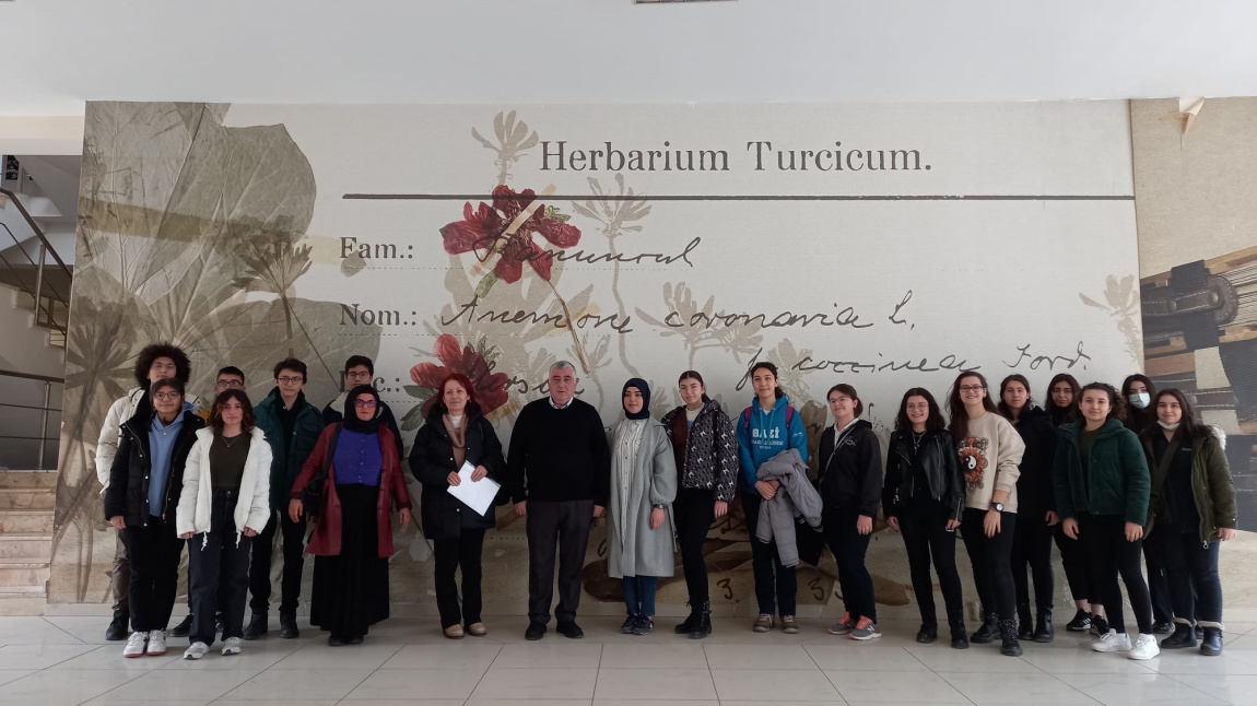 Gazi Anadolu Lisesi Çevre ve İklim Değişikliği Kulübü 15 Mart 2023'de Ankara Üniversitesi 10. Yıl  yerleşkesi Fen Fakültesi Herbaryum 'a gezi düzenledi...