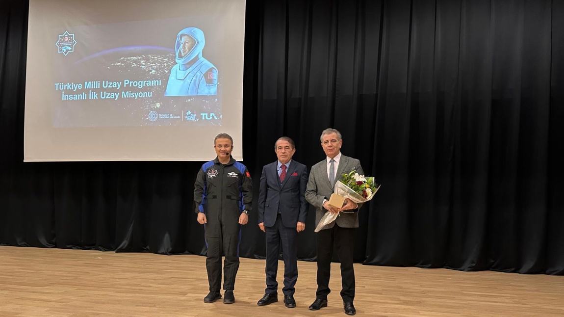 Türkiye'nin İlk Astronotu Alper GEZERAVCI Gazi Anadolu Lisesinde Öğrencilerle Buluştu...